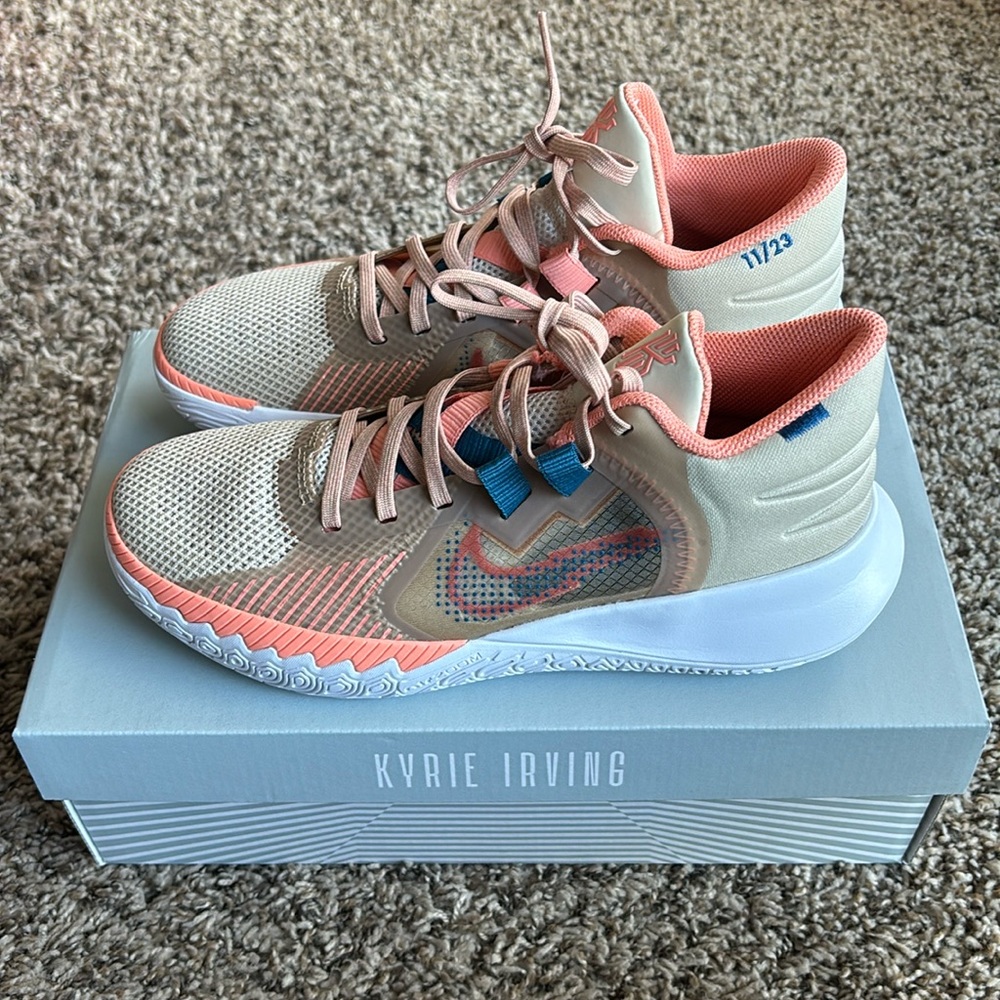 “Kyrie Flytrap V” basketball shoes